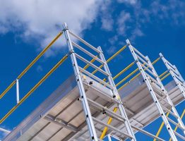 Louer un échafaudage roulant ou fixe : hauteur de travail et sécurité