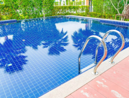 Eau trouble de piscine : diagnostic et traitement rapide