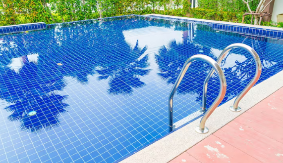 Eau trouble de piscine : diagnostic et traitement rapide