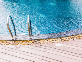 Distance piscine et limite de propriété : que dit le règlement d’urbanisme ?