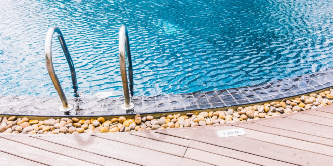 Distance piscine et limite de propriété : que dit le règlement d&rsquo;urbanisme ?