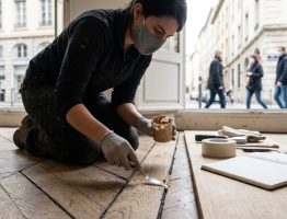 Comment traiter les espaces qui apparaissent entre les lames d’un plancher ?