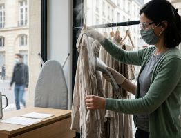 Repassage vertical : le défroisseur vapeur remplace-t-il la planche ?
